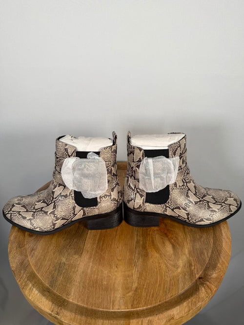 Kenneth Cole Reaction Women's Salt Biker Jewel Chelsea Boot Size 5.5 NWB