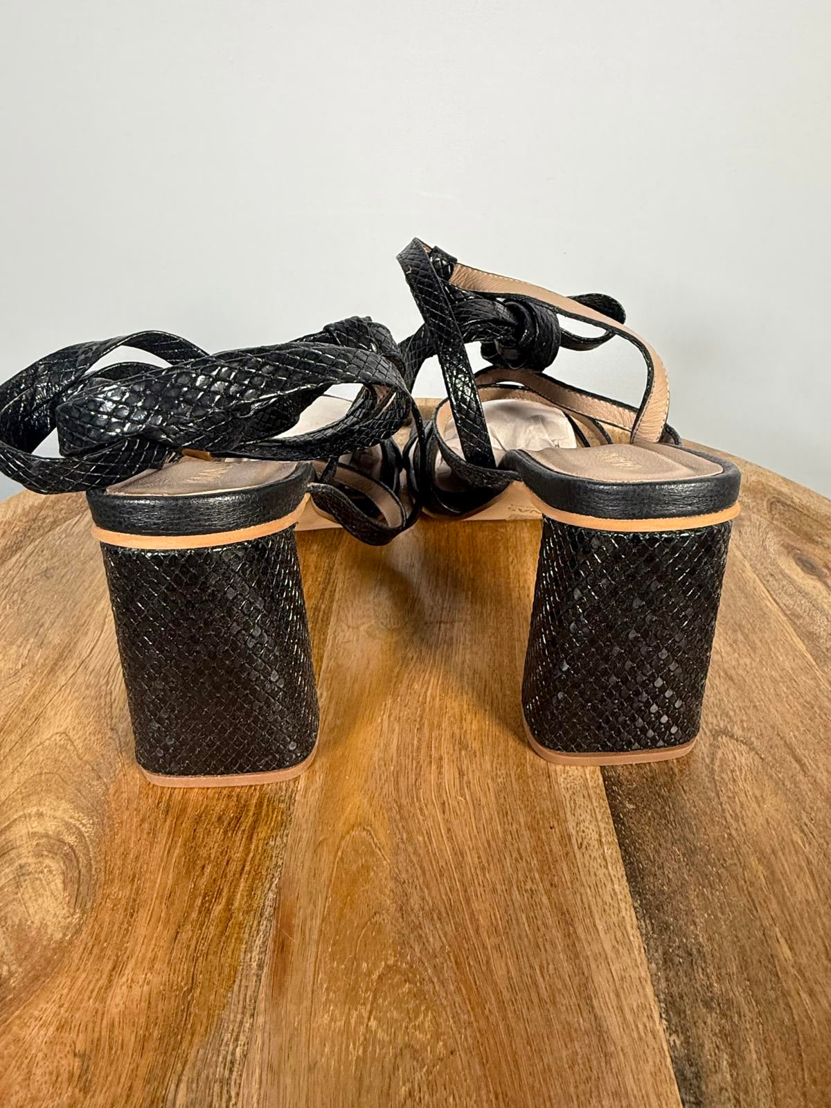 Kaanas Eagle Wrap Heels Black Size 10 New in Box