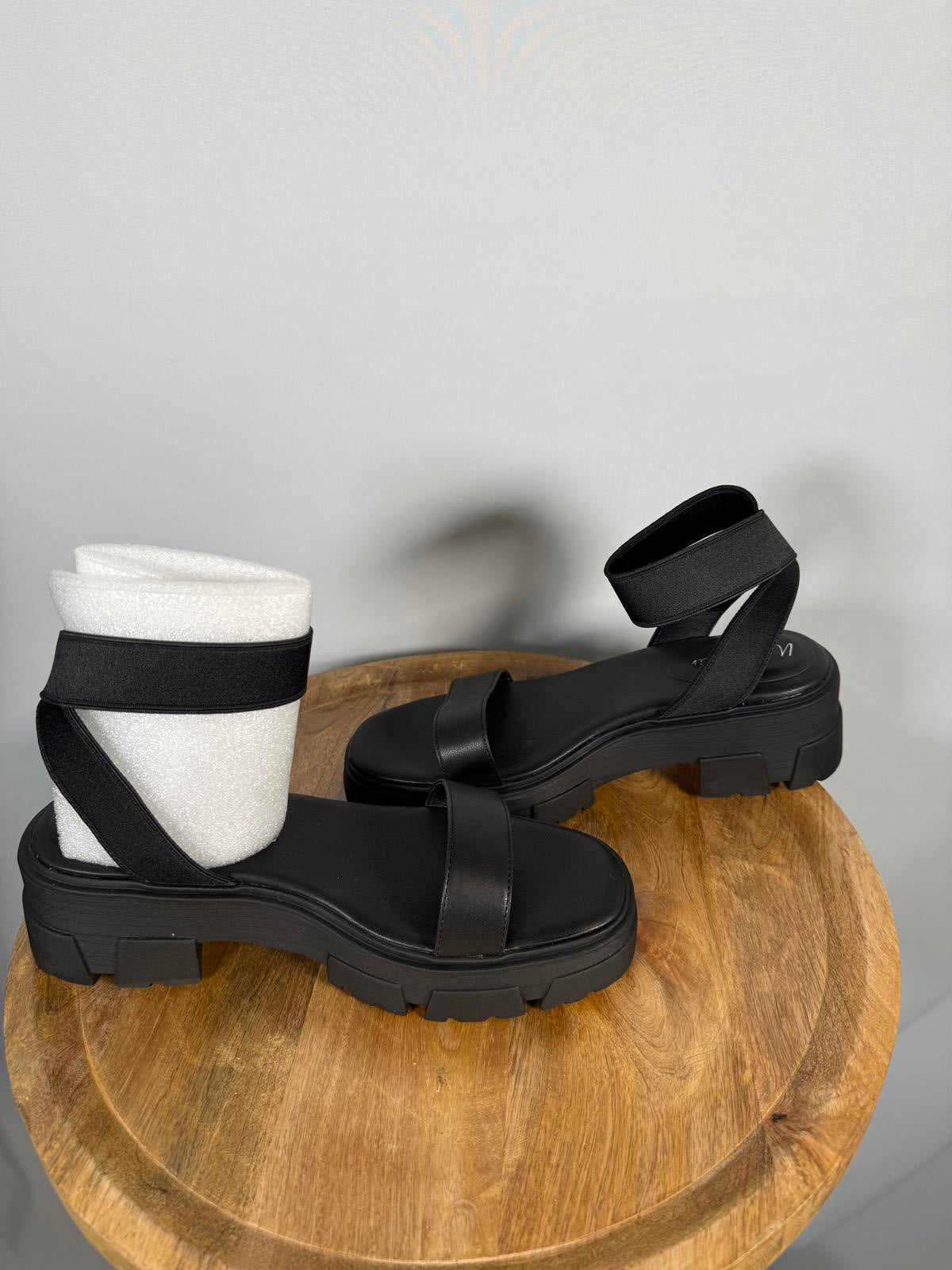 Wild Pair Theodorra Womens Faux Leather Ankle Strap Platform Sandals 9.5 NWOB