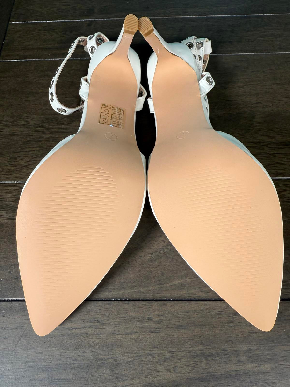 YETIER Women's Pointed Toe Rivet Heels Adjustable Ankle Strap Size 9. NWT. Beige