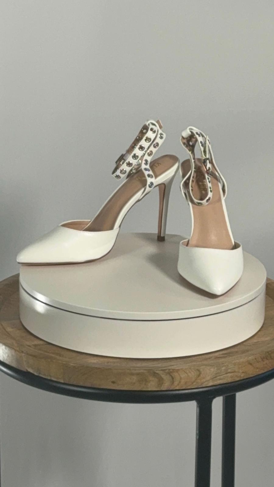 YETIER Women's Pointed Toe Rivet Heels Adjustable Ankle Strap Size 9. NWT. Beige