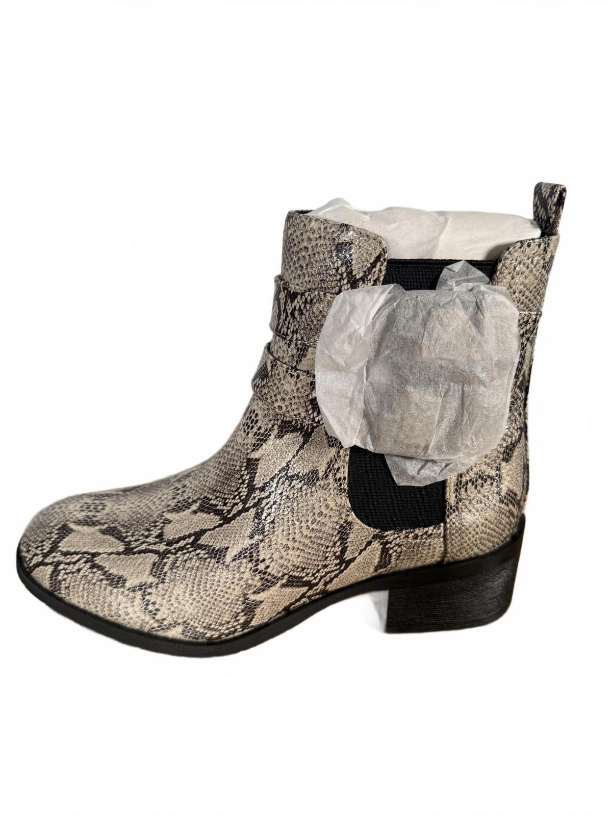 NWB Kenneth Cole Reaction Salt Biker Jewel Chelsea Boots Women's Size 5.5