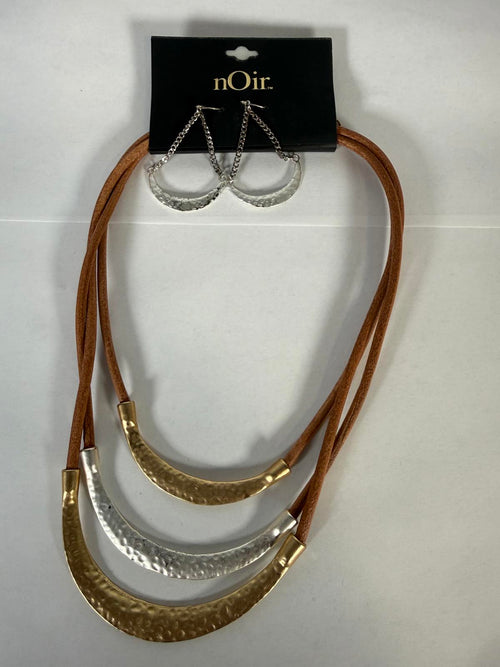 NWT nOir Hammered Metal Necklace and Earrings Set