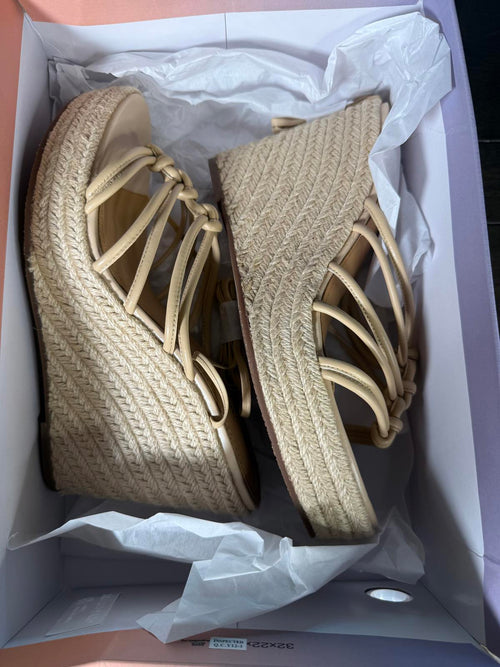 NWB Lisa Vicky Gaze-V Beige Sheep Nappa Wedge Sandals 9.5 M