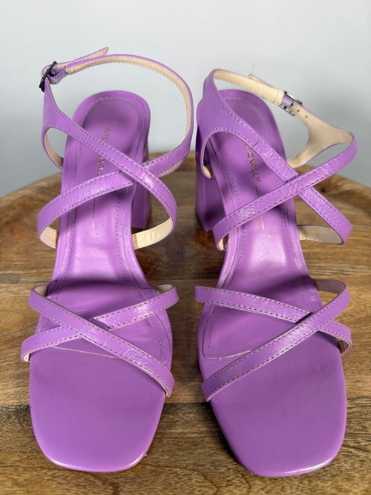NWB INTENTIONALLY BLANK Leather Strappy Heeled Sandals Size 39 (US 8.5 - 9)