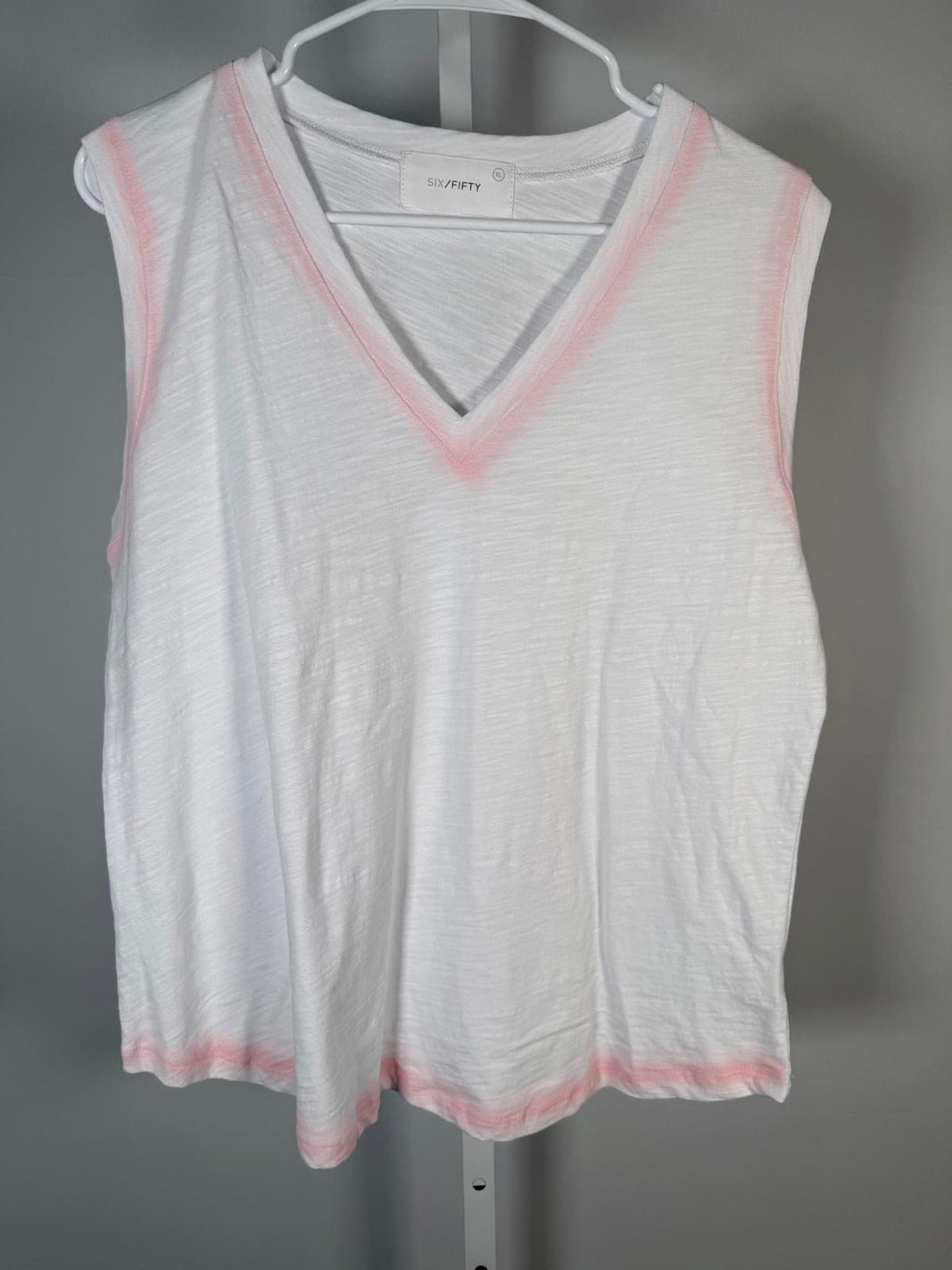 NWT Six/Fifty Women’s White Sleeveless V-Neck Tank Top Pink Trim Size XL