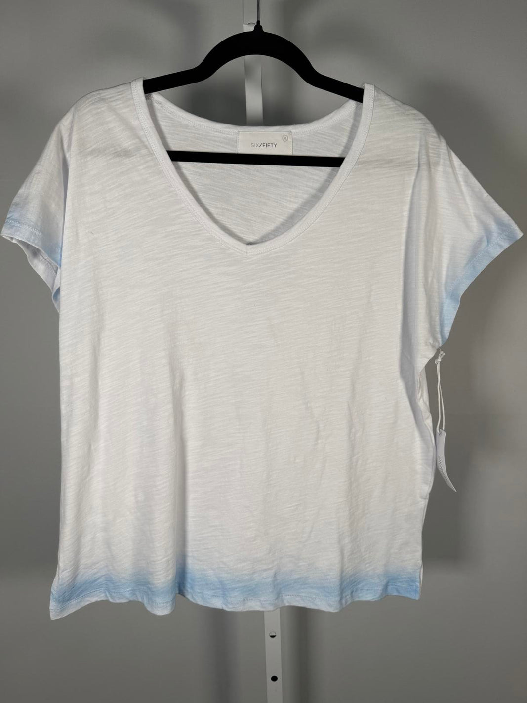 NWT Six/Fifty Women’s White V-Neck T-Shirt Blue Ombre Hem Short Sleeve Size XL