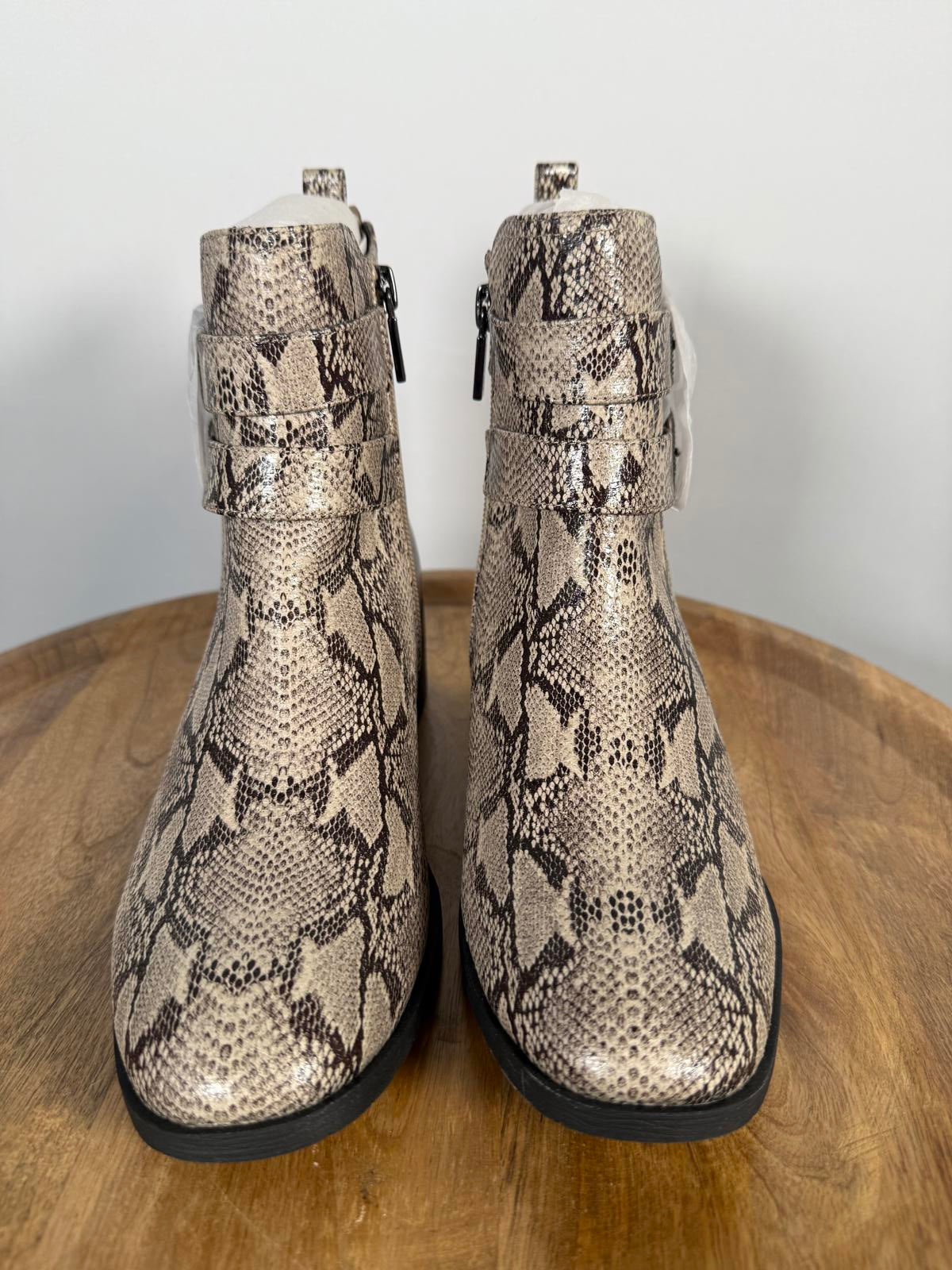 NWB Kenneth Cole Reaction Salt Biker Jewel Chelsea Boots Women's Size 5.5