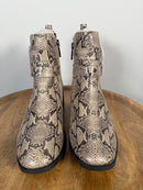 NWB Kenneth Cole Reaction Salt Biker Jewel Chelsea Boots Women's Size 5.5