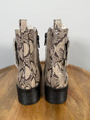 NWB Kenneth Cole Reaction Salt Biker Jewel Chelsea Boots Women's Size 5.5
