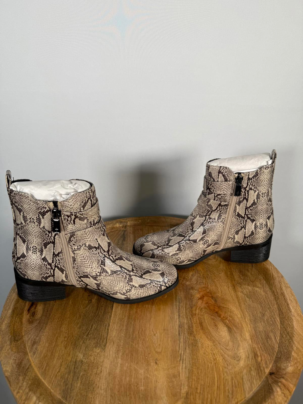 NWB Kenneth Cole Reaction Salt Biker Jewel Chelsea Boots Women's Size 5.5
