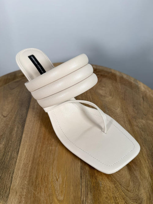 French Connection Heels White Thong Strap Square Toe Padded Sandals Size 8.5 NWB