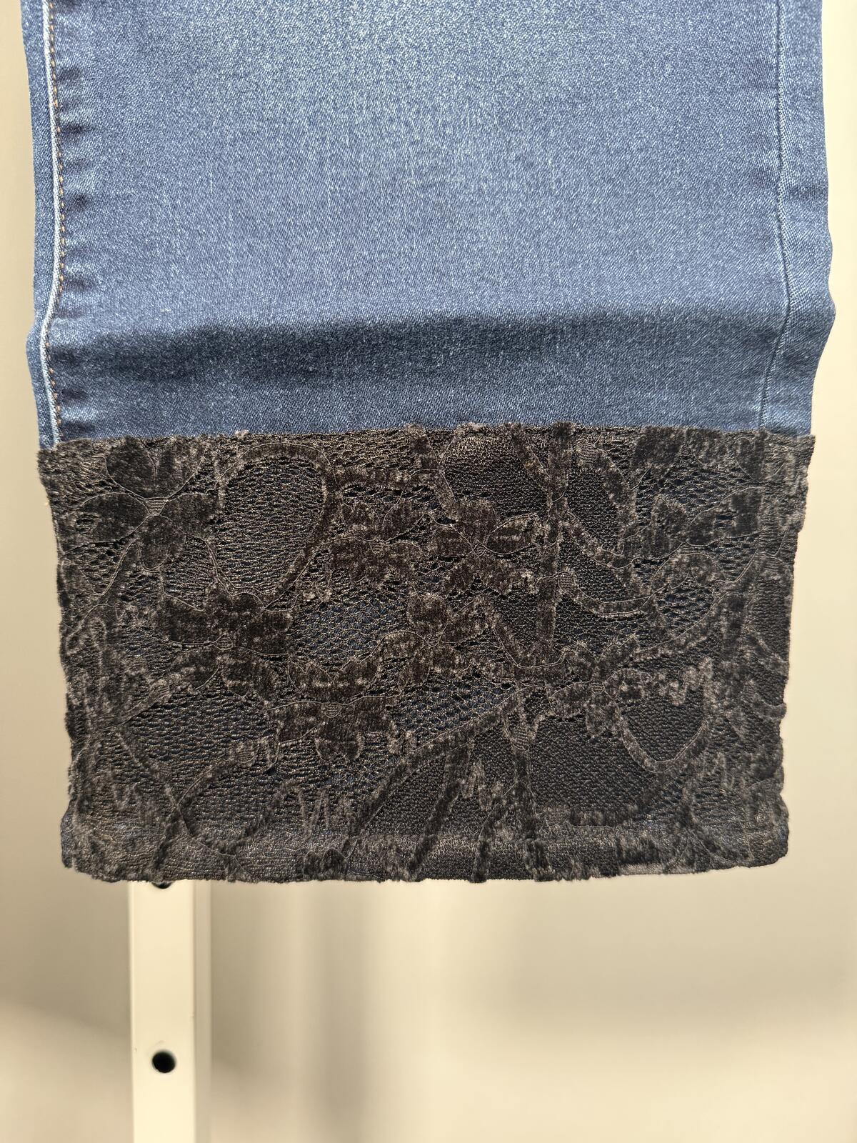 NWT G by Giuliana Black Label Straight Lace Hem Jeans Size 6