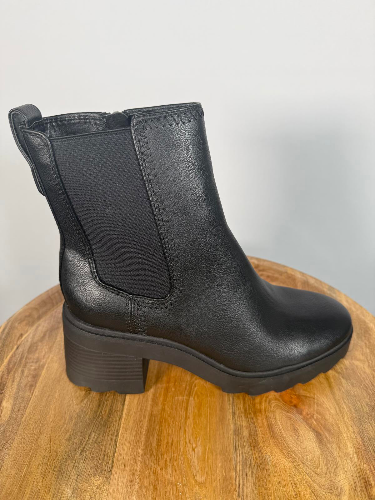 ZODIAC Women's Teresa-chels Ankle Boot - 9.5 NWB