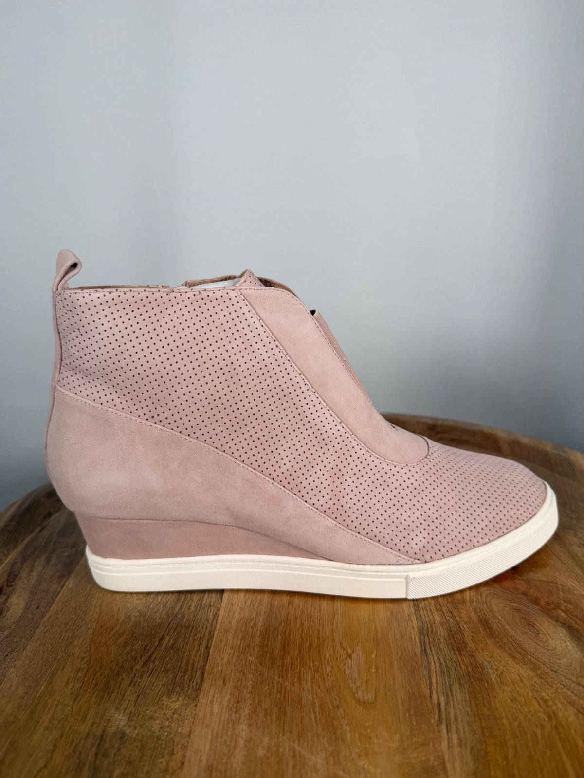 NWB Linea Paolo Anna Blush Perforated Suede Wedge Sneakers Size 6.5