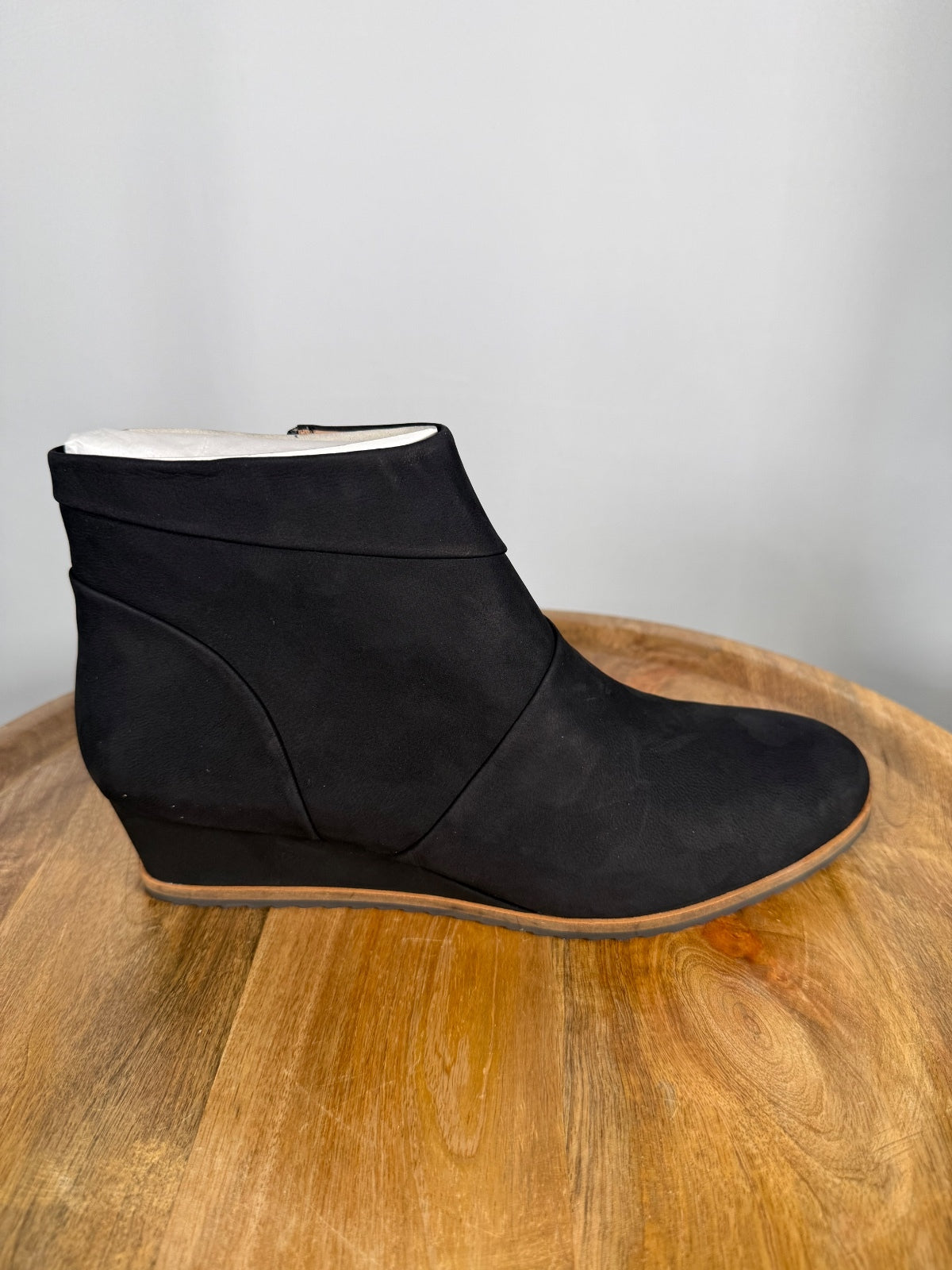 NWB Linea Paolo Yuri Black Oiled Nubuck Wedge Ankle Boots Size 8.5