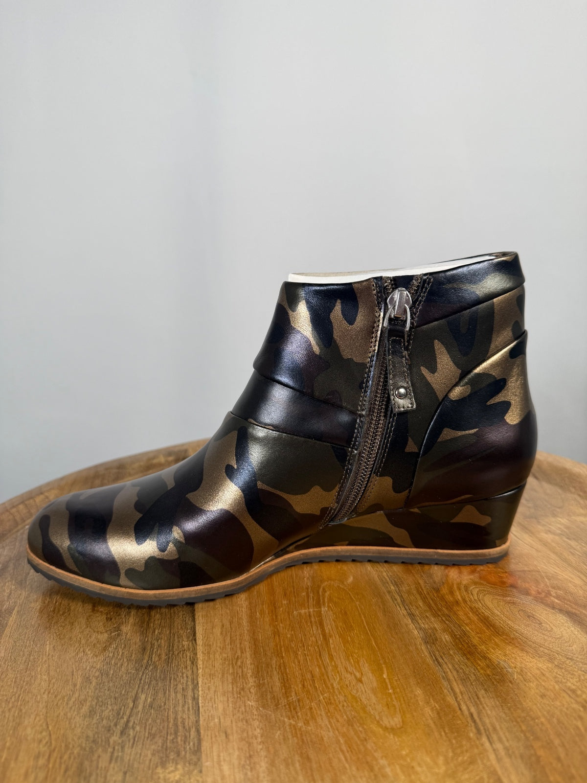 NWB Linea Paolo Yuri Camo Print Leather Wedge Ankle Boots Size 8.5