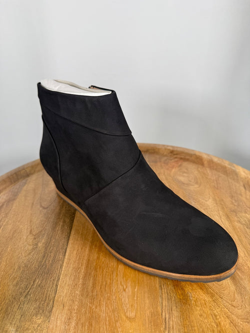 NWB Linea Paolo Yuri Black Oiled Nubuck Wedge Ankle Boots Size 7.5