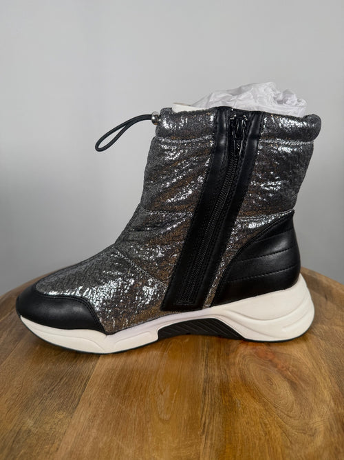 NWB Linea Paolo Gillie Silver Metallic Puffer Wedge Sneaker Boots Size 5