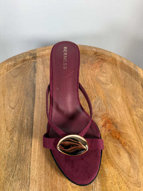 NWB Berness Royalty Wine Gold Accent Heeled Sandals Women's Size 7.5