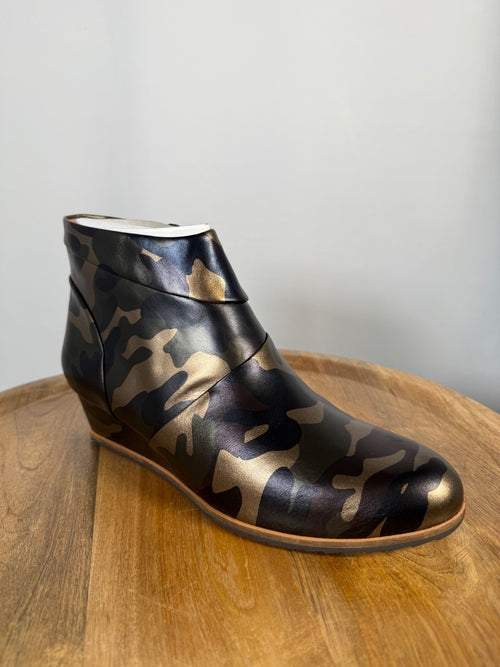 NWB Linea Paolo Yuri Camo Print Leather Wedge Ankle Boots Size 8.5