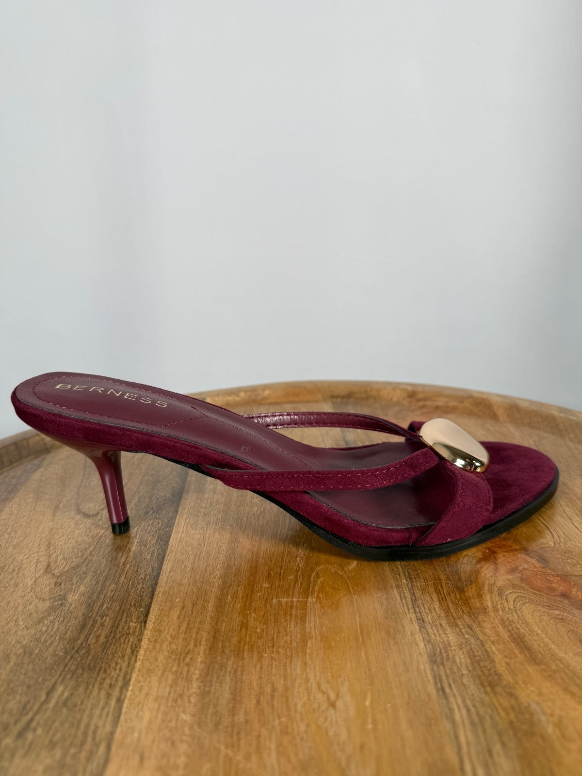 NWB Berness Royalty Wine Gold Accent Heeled Sandals Women's Size 7.5