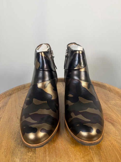 NWB Linea Paolo Yuri Camo Print Leather Wedge Ankle Boots Size 8.5