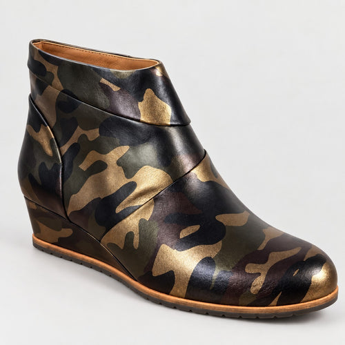 NWB Linea Paolo Yuri Camo Print Leather Wedge Ankle Boots Size 8.5