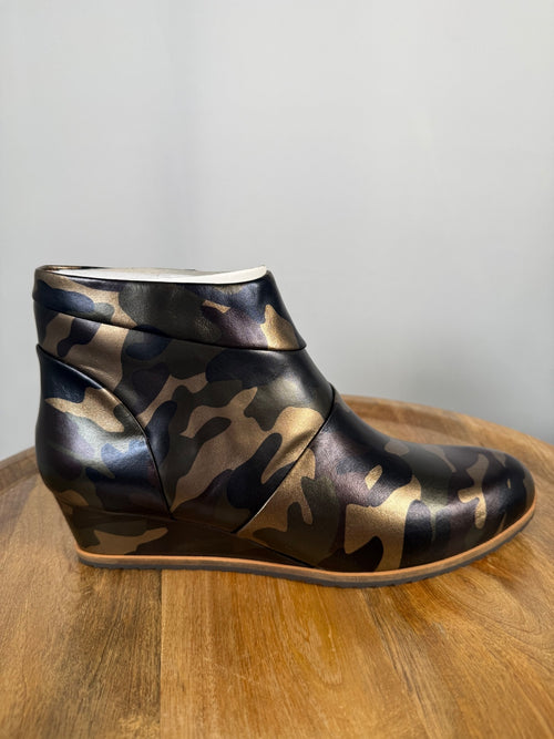 NWB Linea Paolo Yuri Camo Print Leather Wedge Ankle Boots Size 8.5